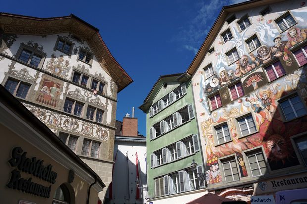 Prédios pintados em Lucerna, Suiça