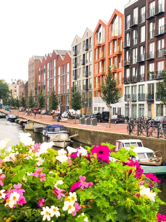 Canais de Amsterdam e suas flores