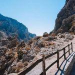 Estrada entre cânions na Ilha de Creta